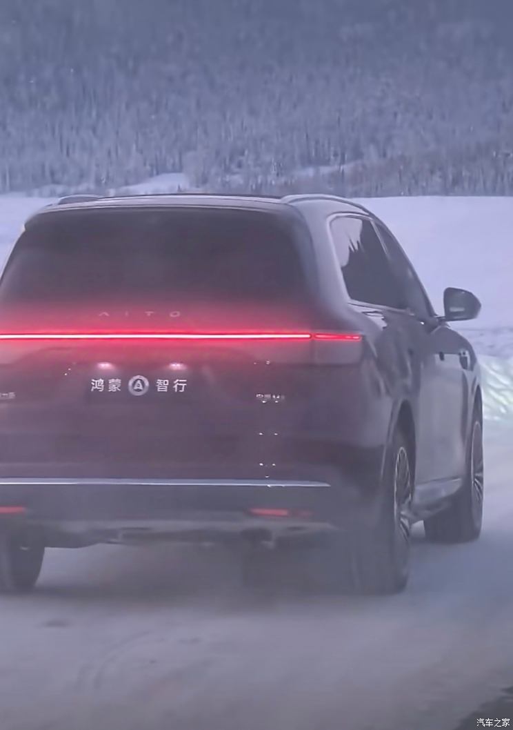 问界M8尾部谍照 延续M9的经典设计 远看有点像理想 预计年初上市