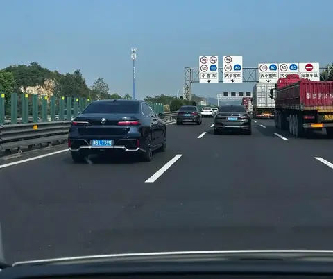 龟速霸占快车道：驾驶人的无知还是制度的失守？