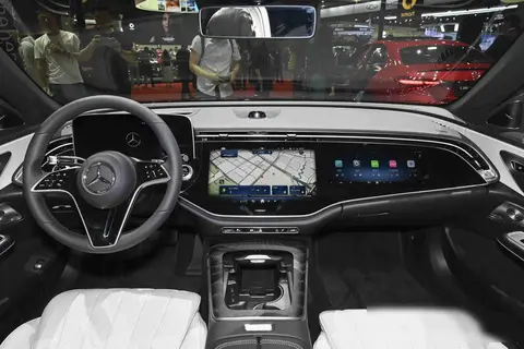 豪车价格腰斩，奔驰宝马奥迪集体跳水，谁在抄底谁在掉价？